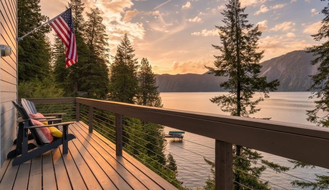 Waterfront house in Bayview! Boating, fishing, amazing views, 12mi to Silverwood in Bayview