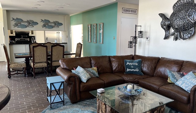 Waterfront lake house, huge deck, king beds, family friendly on Lake Livingston! in Point Blank
