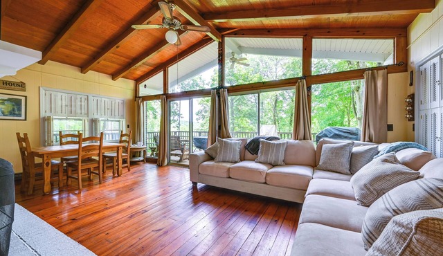 Waterfront Nolin Lake Gem: Guest House & Balcony