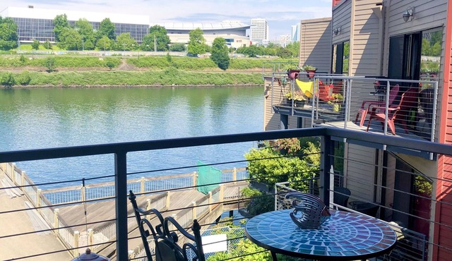 Waterfront Pearl, Great Views, w/dedicated Parking