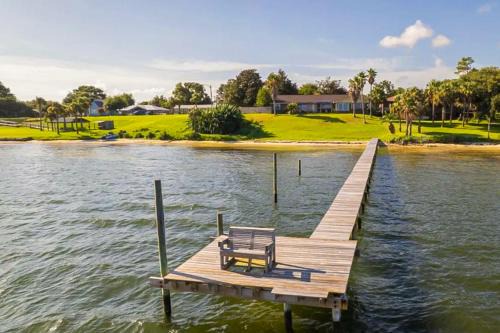 Waterfront pet friendly home with Grill Wifi and gorgeous water views