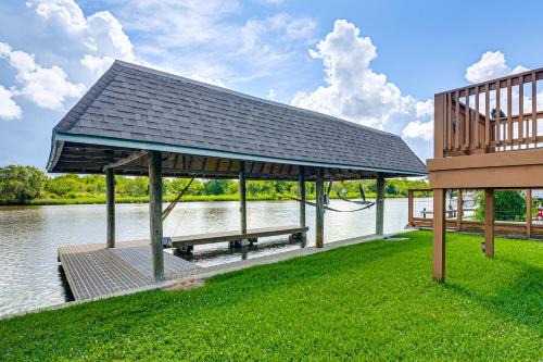 Waterfront Studio w/Dock, 8 Mi to Kemah Boardwalk