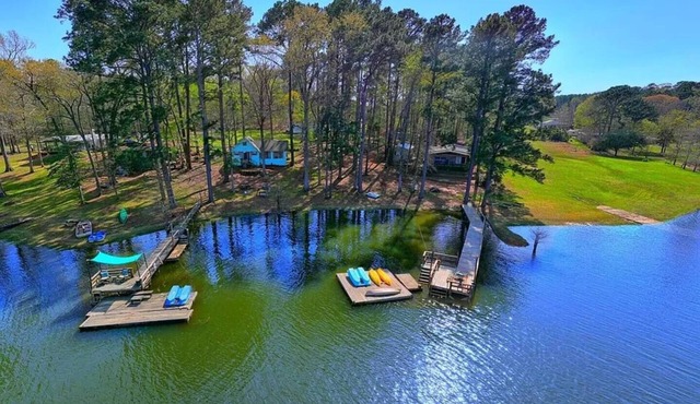 WATERFRONT with private dock ,boat ramp, paddle boats and Kayaks!