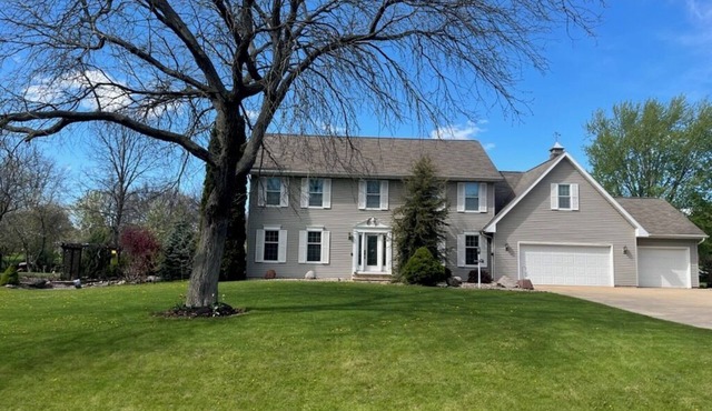 Welcome EAA Enthusiasts! New Listing Large 4BR Oshkosh Property, 5 miles to EAA!