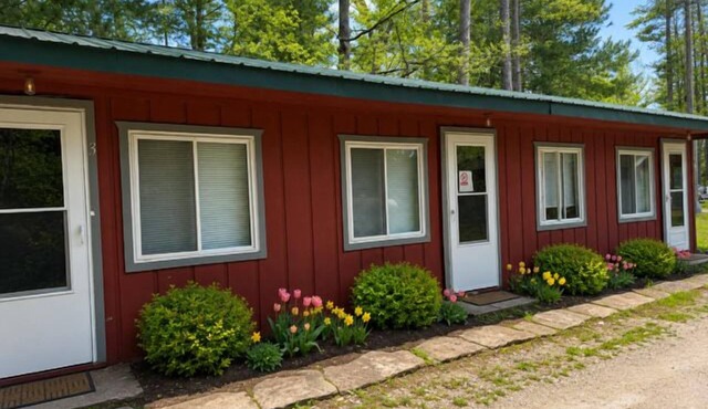 Welcome to your Up North getaway! This cozy 2-bedroom cabin-style motel sits on the North Branch of the AuSable River with quick access to the water via a short two-track trail. You’ll also be close to the legendary Lovells Riverside Tavern.