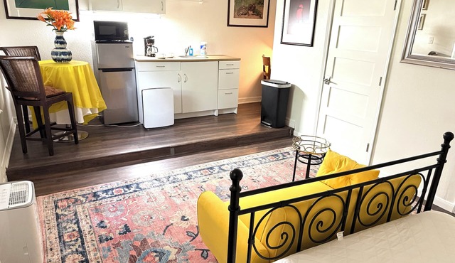 Welcoming studio in Sunset Valley for a peaceful getaway surrounded by woodland