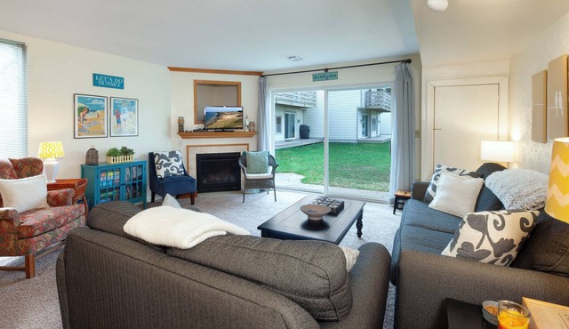 Well Appointed & Updated condo, Outside heated pool, Lovely patio