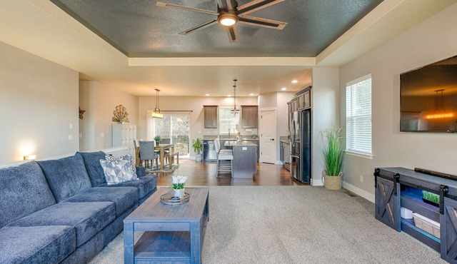 West Hills Getaway - prime location, amazing views