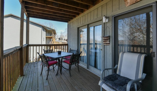 Westcreek Ranch @ Notch - NO Stairs! 2 Pools, Fishing Lake, 1 Mile to Sdc! in Branson West
