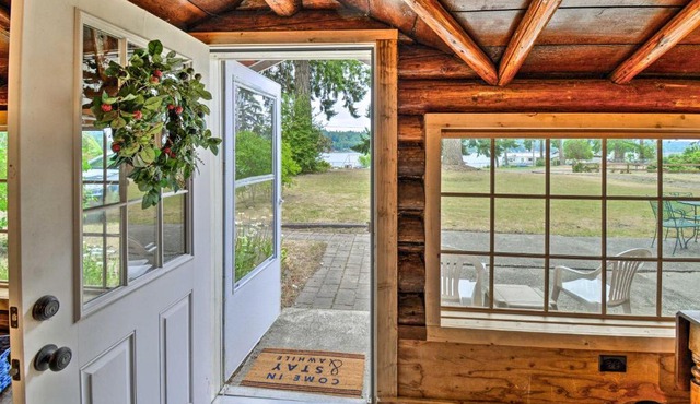 Wheelchair-Accessible Belfair Cabin w/Patio!