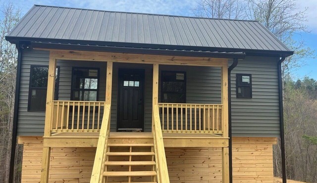 Whispering Timber 1-bedroom cabin in charming Old Fort with AC