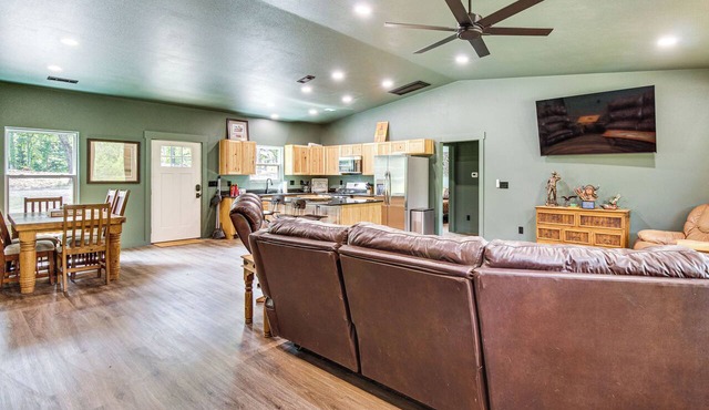 White River Retreat! Family Cabin in Flippin