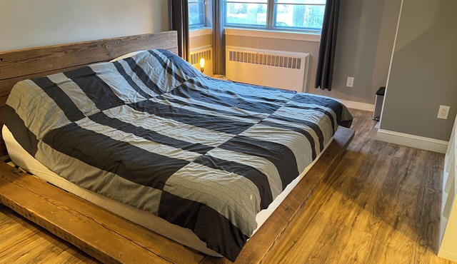 WHOLE SUITE 77 - DE LUXE KING BED in Master Bedroom + LR with 2 SLEEPING SOFAS in Silver Spring