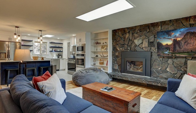 Wonderful Updated Single Level Retreat w/Backyard Oasis, Pet Friendly, A/C, Hot Tub, Private Patio