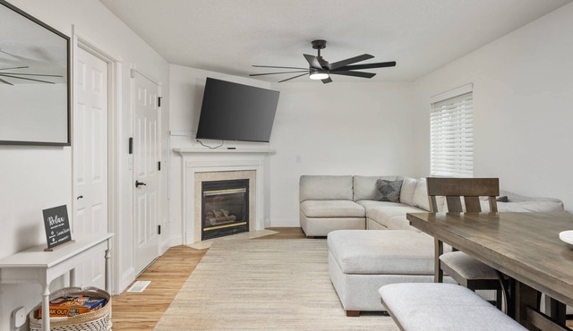 Wonderfully Updated, Pet Friendly, Open Layout, Pool Table, BBQ, Next to Edgefield Golf and Concerts