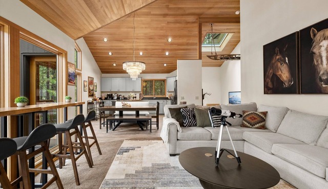 Wow!NEW! Black Butte Luxe! Views/Arcade/GameRoom/Hot Tub/Sauna/2 Playrooms!