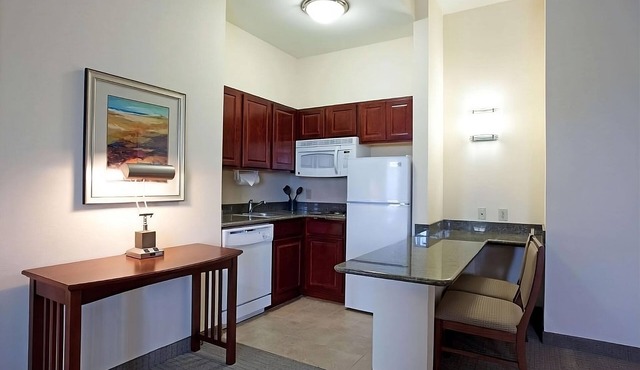 Your Baton Rouge Retreat! 4 Comfortable Suites w/Kitchens! Pets are Welcome!