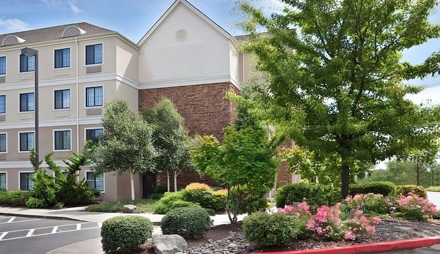 Your Home Away From Home! Kitchenette, Free Parking, with Breakfast, Pool!