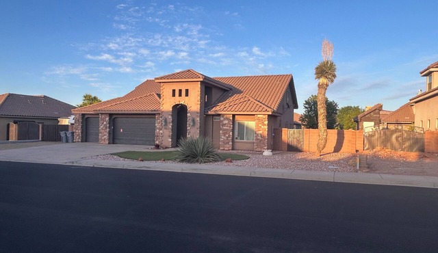 Zion getaway 4 bedroom apt within my home! Private & separate from owners area!