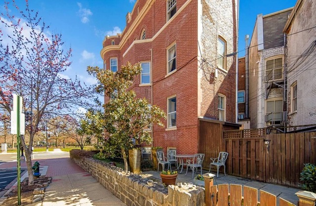 Charming Cap Hill 2BR - 3 blocks to Cap Vet Owned in Washington