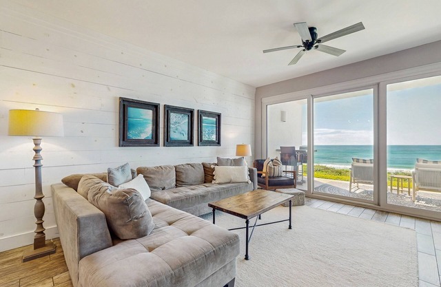 Elegant dwelling on the beach with beautiful view, pool & pickleball