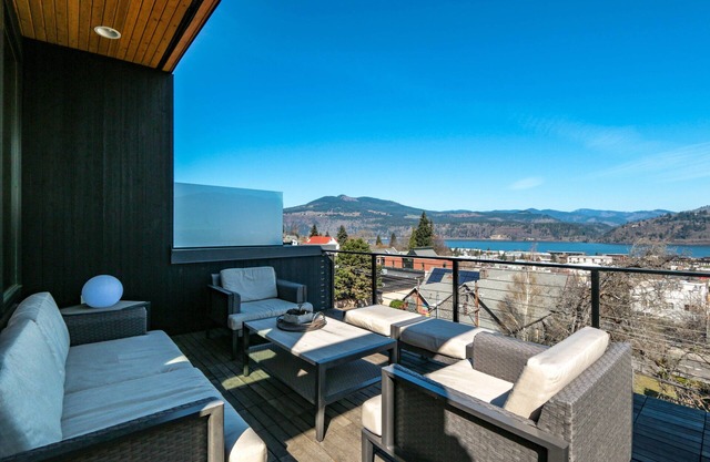 FOUR - River View, Hot Tub, Luxurious Downtown Loft!