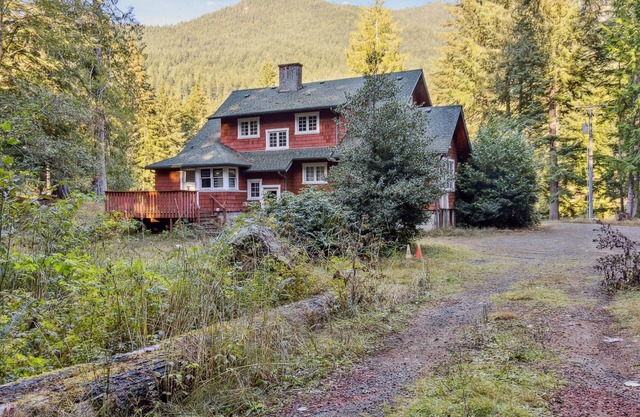 NEW LISTING! Large Lodge at Rainier Lodge (0.4 m from entrance) by RedAwning