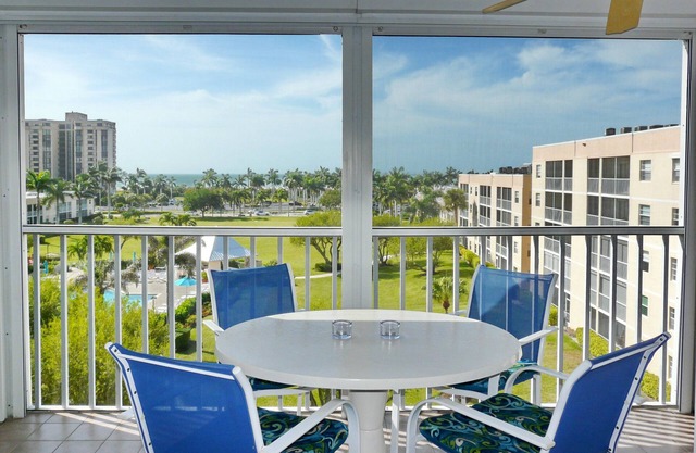 Peaceful, west-facing condo w/ hot tub, heated pool & brief walk to beach in Marco Island