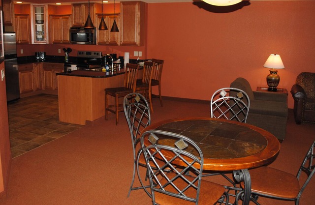 RIVERFRONT.JACUZZI tub!!.FREE Noah's Ark WATER PARK access for SUMMER!!
