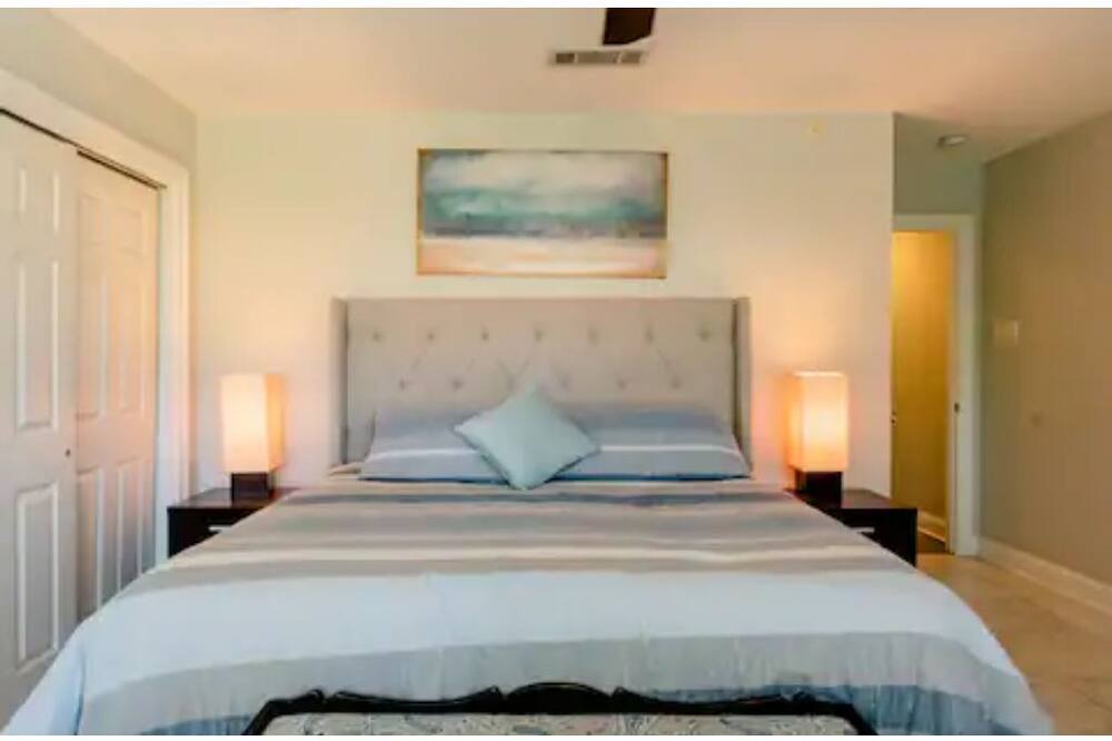 Photo of Bedroom in Lake Terrace & Oaks