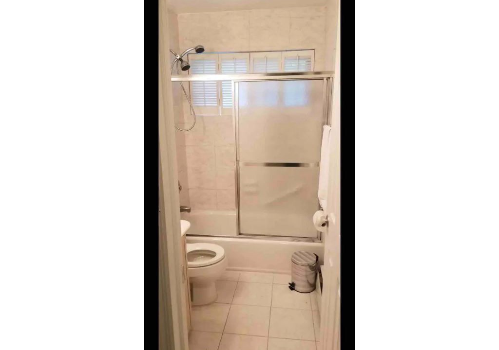 Photo of Bathroom in Alden Manor