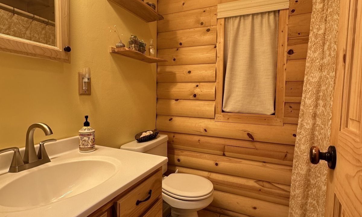 Photo of Bathroom in Meadow View Heights