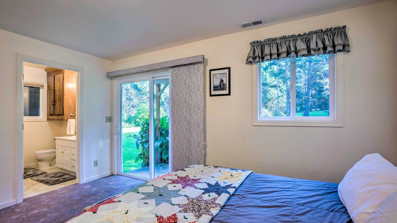 Photo of Bedroom in Coos Bay