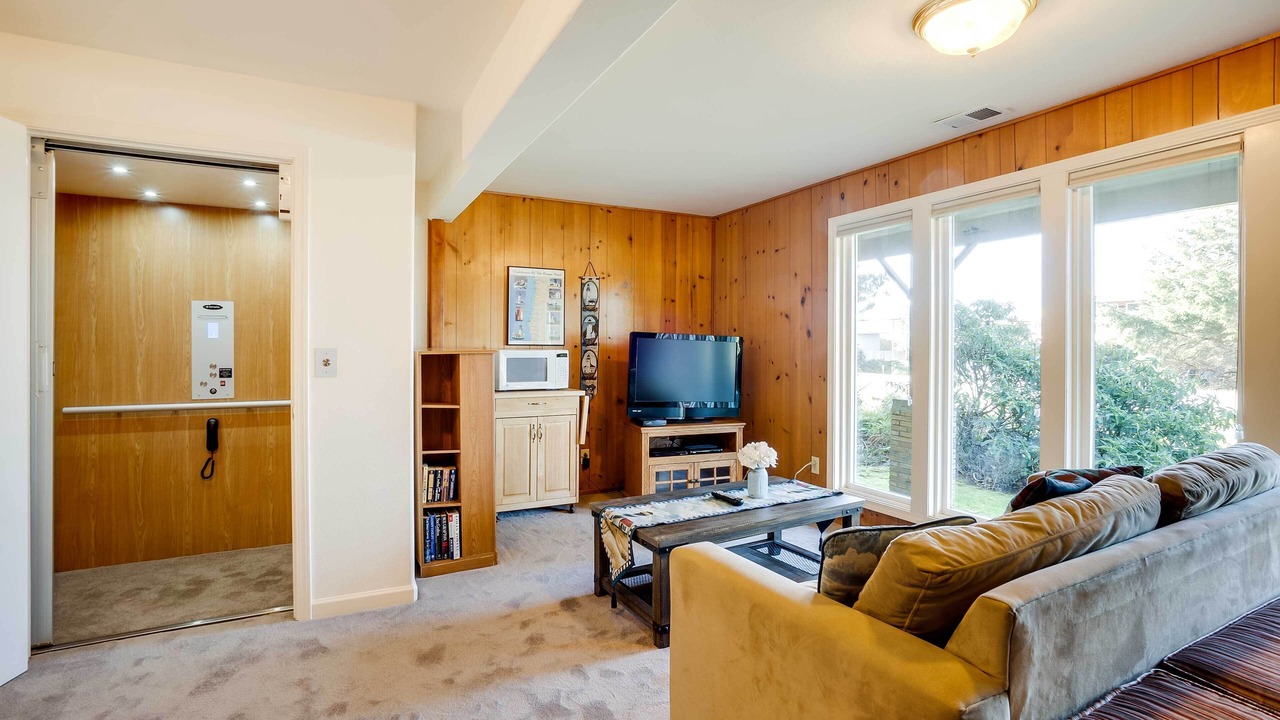 Photo of Bedroom in Coos Bay