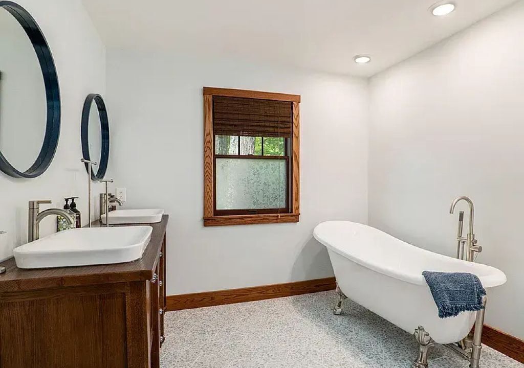 Photo of Bathroom in Six Lakes
