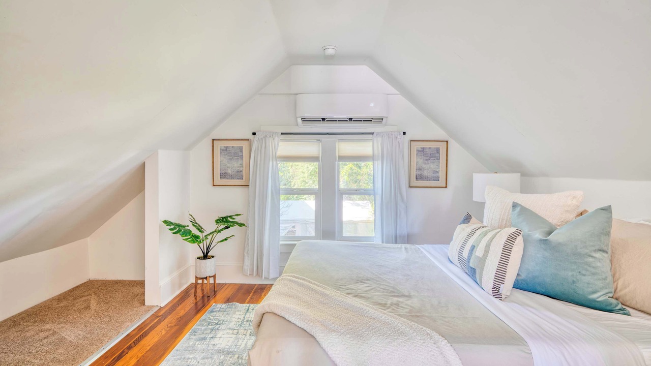Photo of Bedroom in King