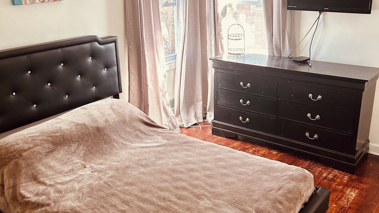Photo of Bedroom in Alden Manor