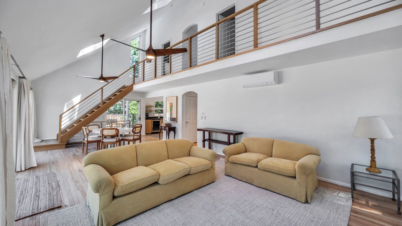 Photo of Livingroom in Hampton Bays