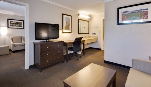 Business Suite, 1 King Bed, Non Smoking, Refrigerator & Microwave (with Sofabed)