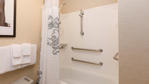 One-Bedroom King Suite with Sofa Bed and Adapted Tub - Mobility Accessible