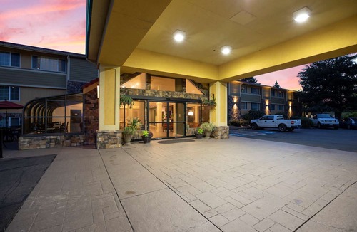Wilsonville Hotel | Best Western Plus Parkway Inn