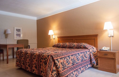 Braeburn Hotel | America's Inn Houston