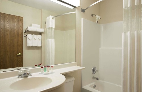 Bloomington Hotel | Ramada Limited and Suites Bloomington