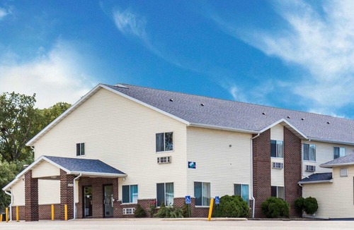 Cedar Rapids - Iowa City Hotel | Rodeway Inn Cedar Rapids