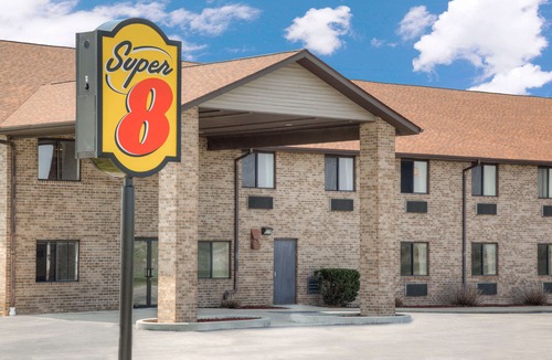 Gas City Hotel | Super 8 by Wyndham Gas City Marion Area