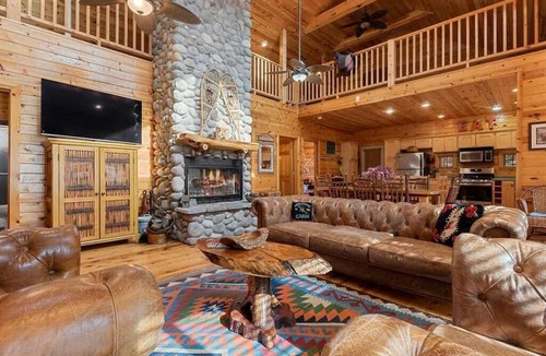 Lakeside Cabin | CEDAR LODGE HIDEAWAY: Private pool, private beach, fireplace, & firepit.