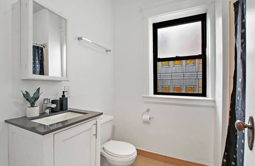 Hyde Park Apartment | Roomy & Furnished Chicago 3BR w/In-unit Laundry!