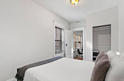 Hyde Park Apartment | Roomy & Furnished Chicago 3BR w/In-unit Laundry!