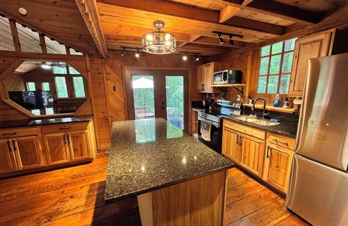 Dahlonega Cabin | Fuzzy Foot Hollow: Private getaway in Dahlonega, GA