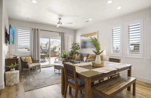 Washington Fields Condo | Happy Hawaiian Themed Condo!